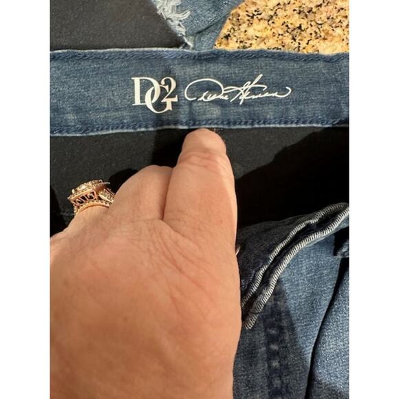 NWT DG2 by Diane Gilman Cropped Embellished Jean - Picture 3 of 5